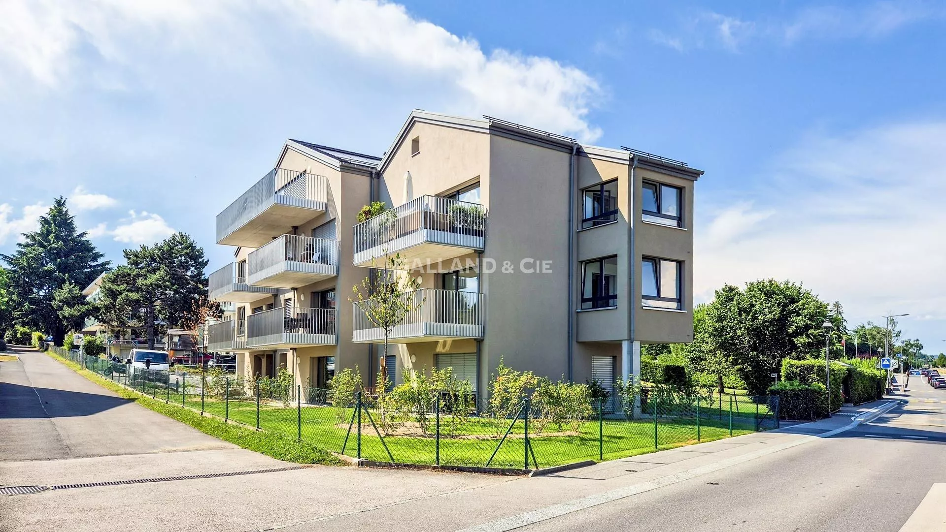 Places de parc extérieures motos : Photo 1