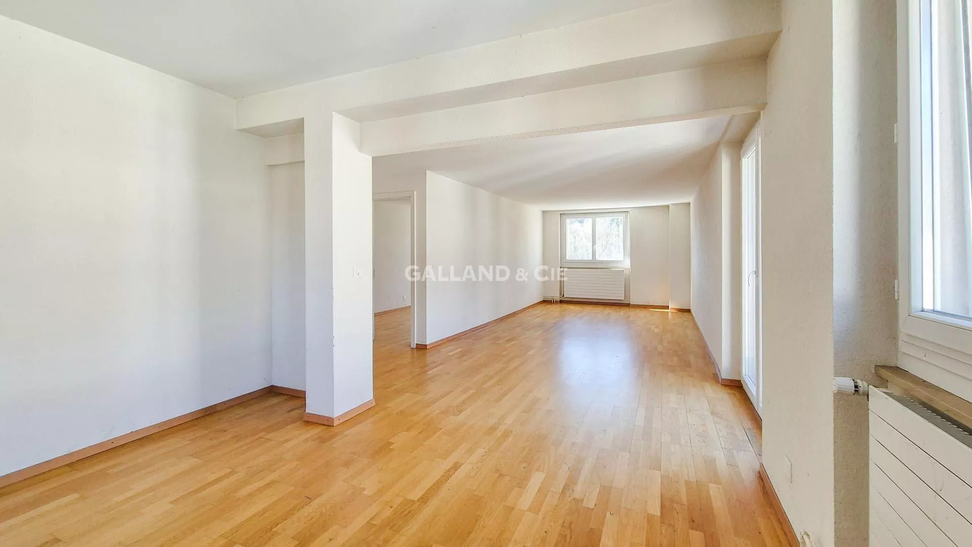 Appartement de 2.5 pièces au 3ème étage avec un balcon : Photo 1