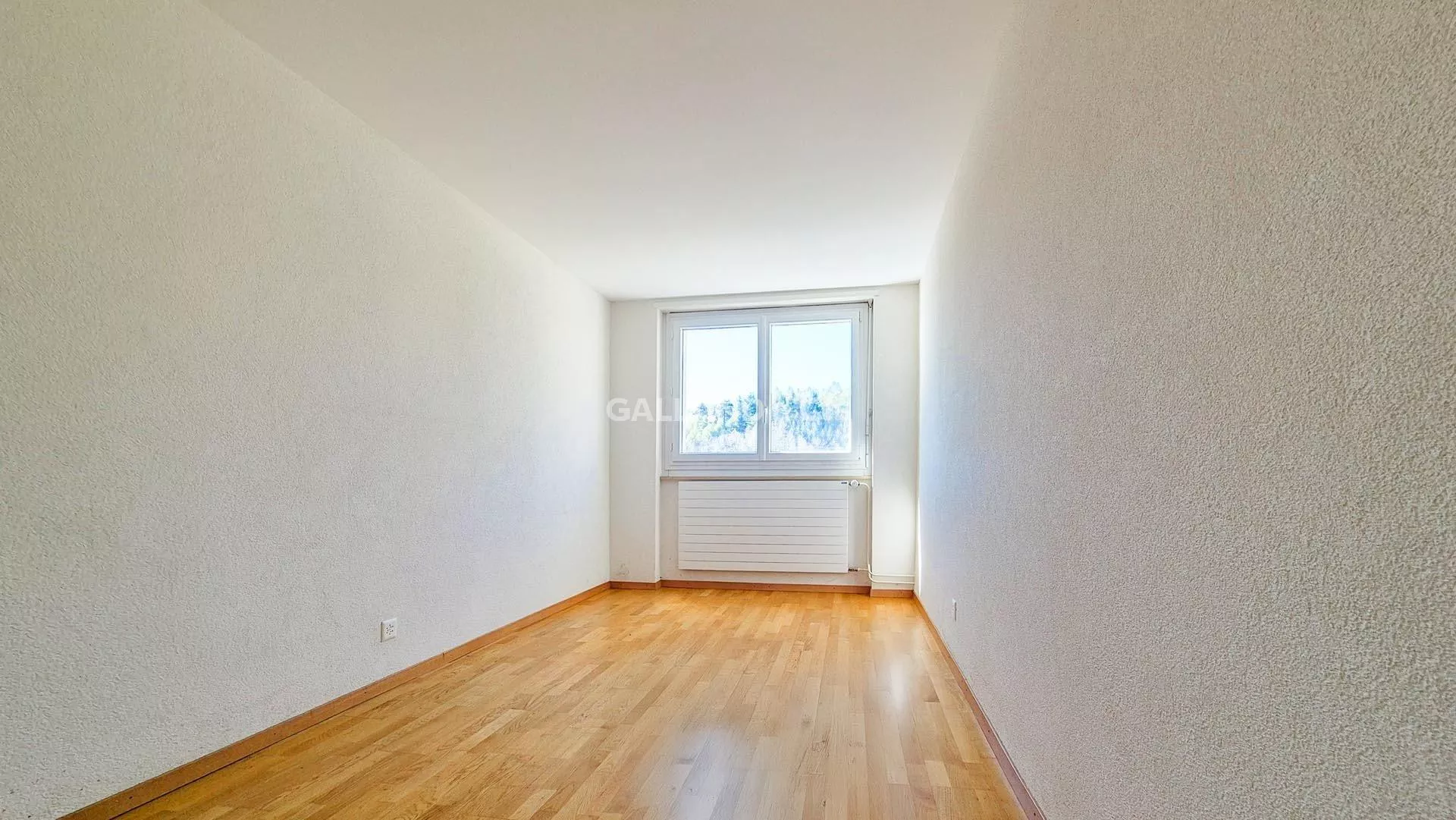Appartement de 2.5 pièces au 3ème étage avec un balcon : Photo 2