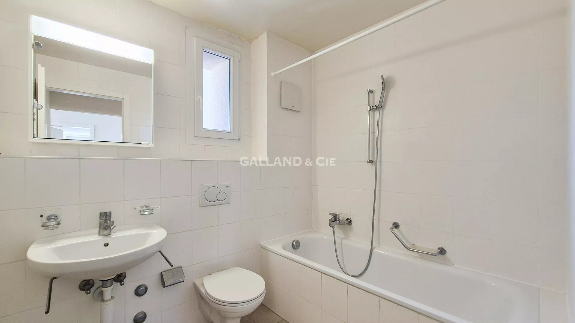 Appartement de 2.5 pièces au 3ème étage avec un balcon : Photo 3