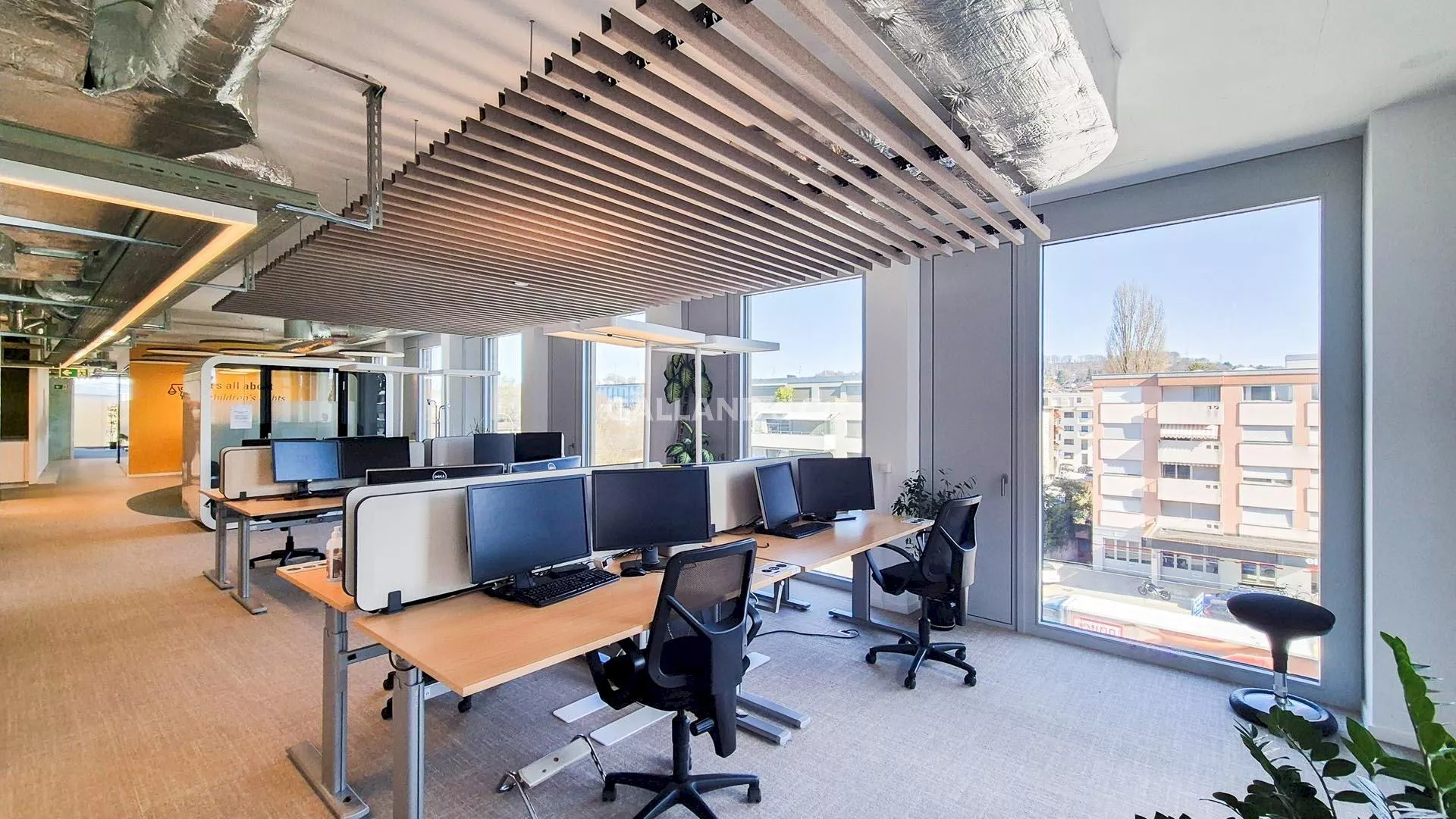 Surface de bureaux moderne de 285 m² – 28 postes équipés : Photo 1
