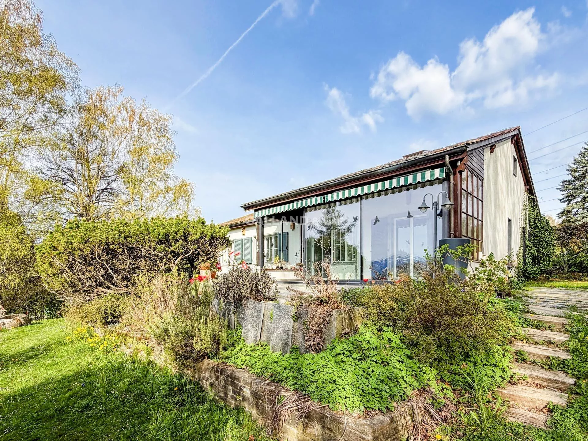 Maison individuelle avec surface d'activité et grand jardin : Photo 2