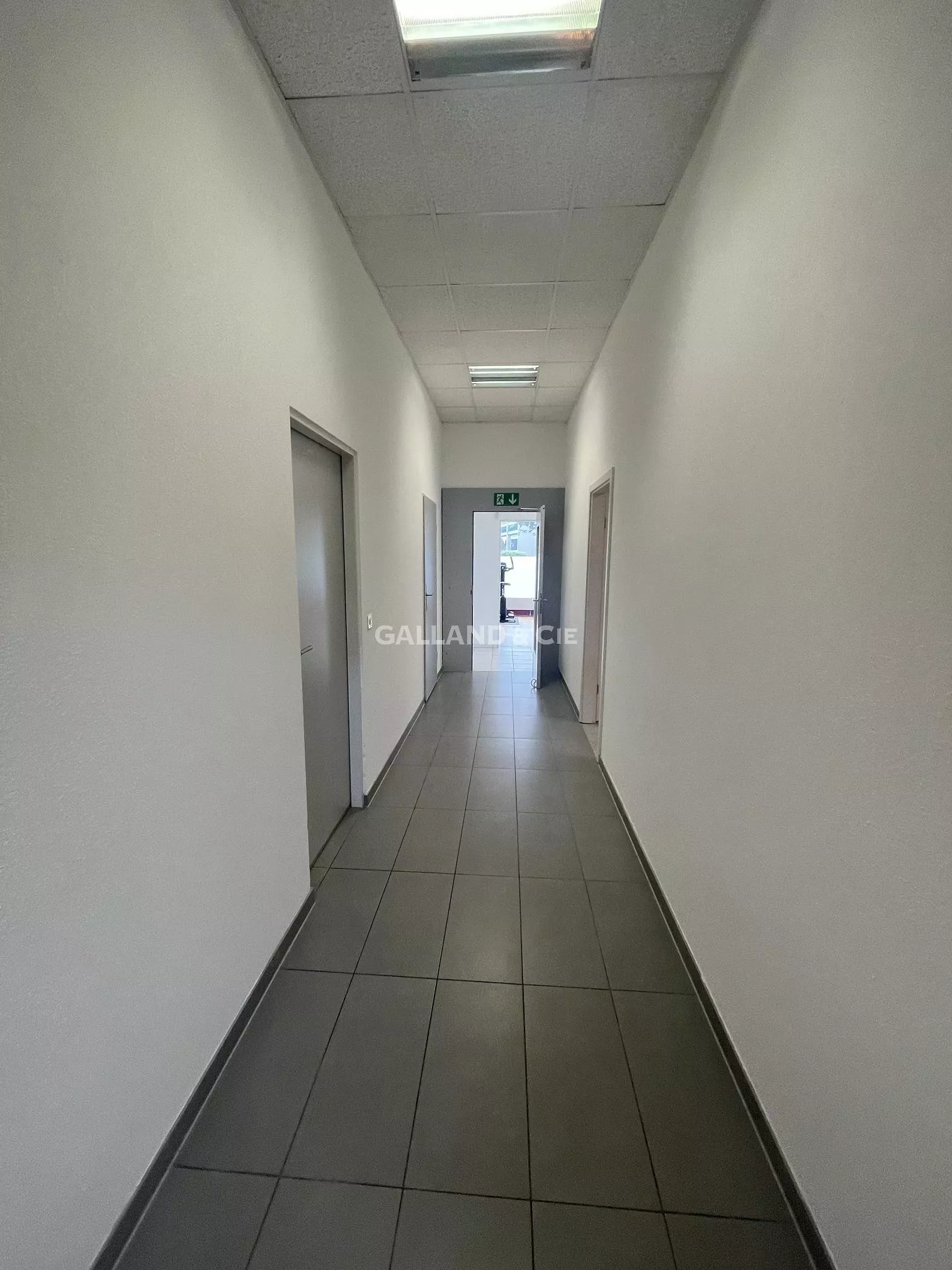 Locaux commerciaux au rez-de-chaussée. : Photo 2