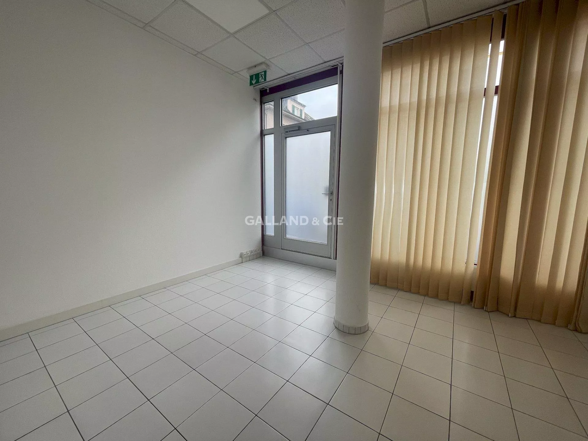 Locaux commerciaux au rez-de-chaussée. : Photo 3