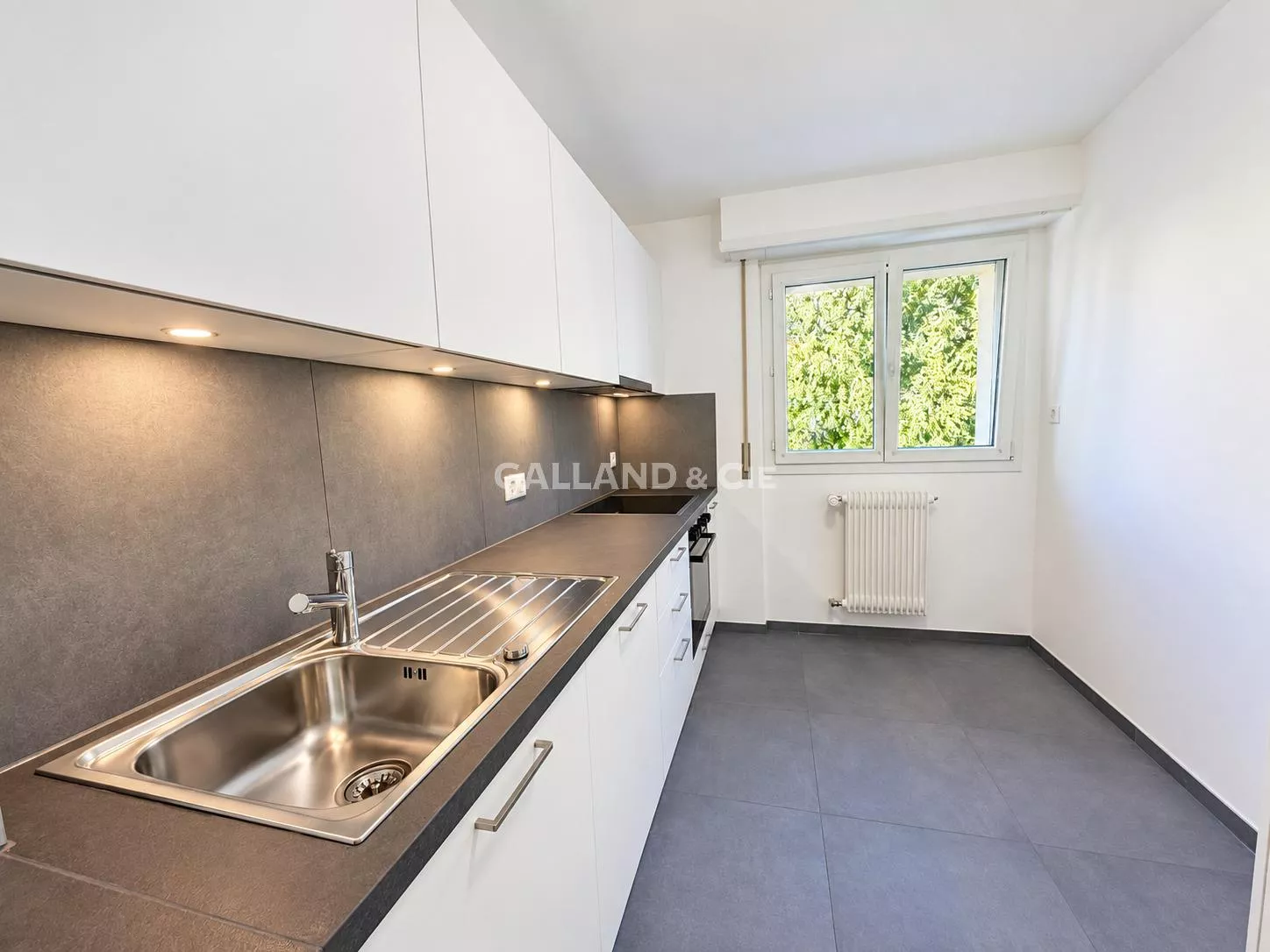 Un 5 pièces entièrement rénové avec balcon, prêt à vous séduire : Photo 2