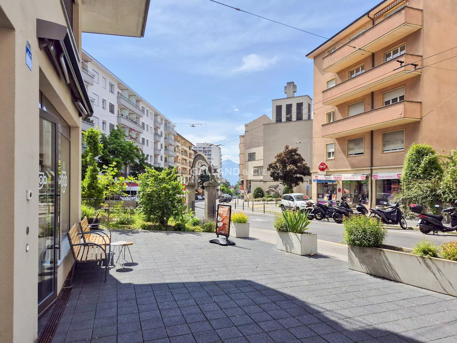 Grande surface commerciale de 150 m² avec vitrines et terrasse : Photo 1
