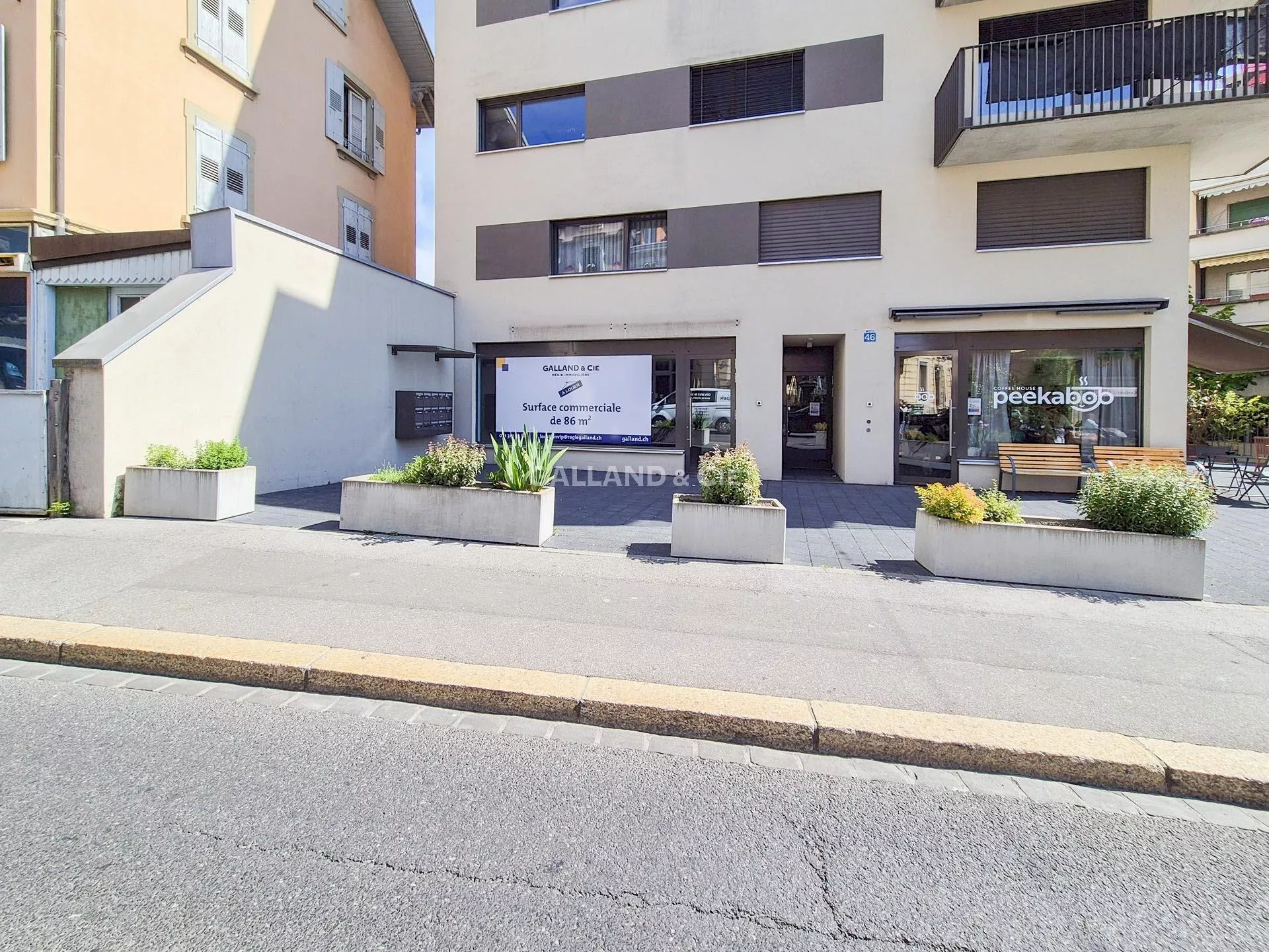 Grande surface commerciale de 150 m² avec vitrines et terrasse : Photo 2