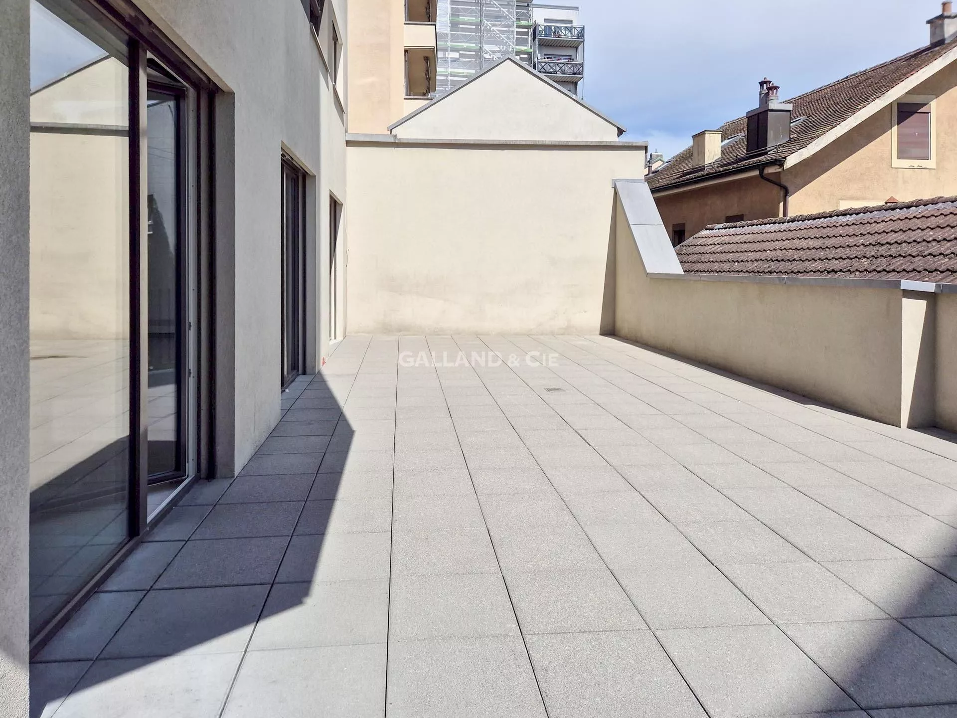 Grande surface commerciale de 150 m² avec vitrines et terrasse : Photo 3
