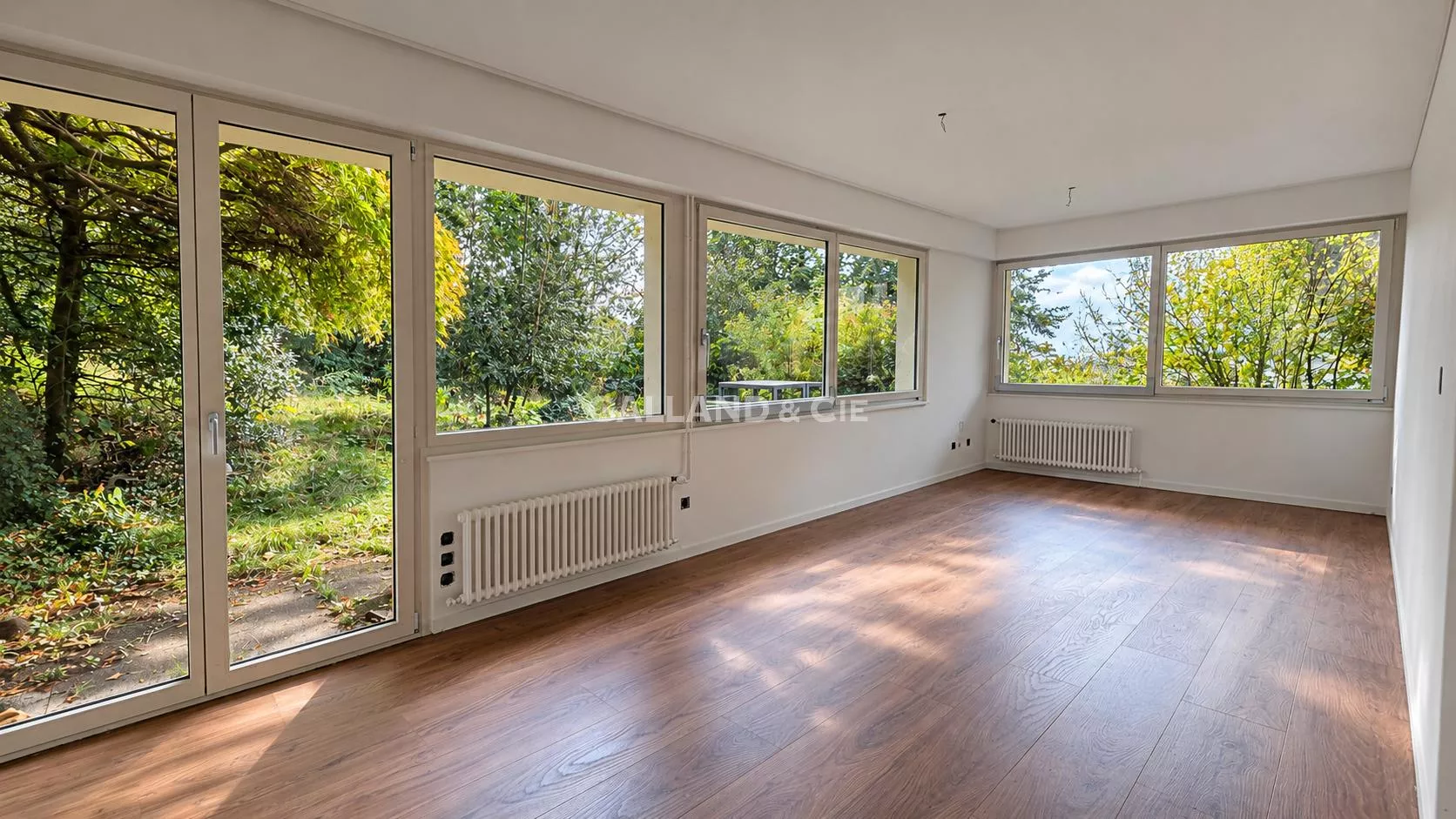 Un cadre de travail privilégié avec une terrasse et un jardin : Photo 3