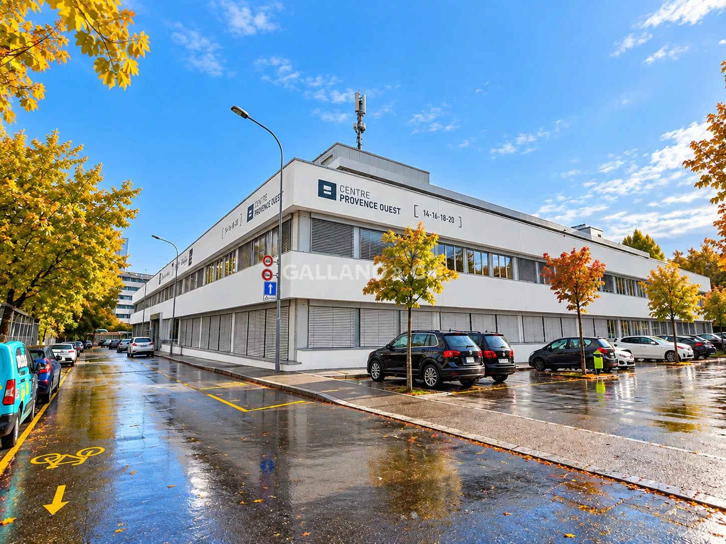 Locaux professionnels et techniques au cœur de la zone de Provence : Photo 1