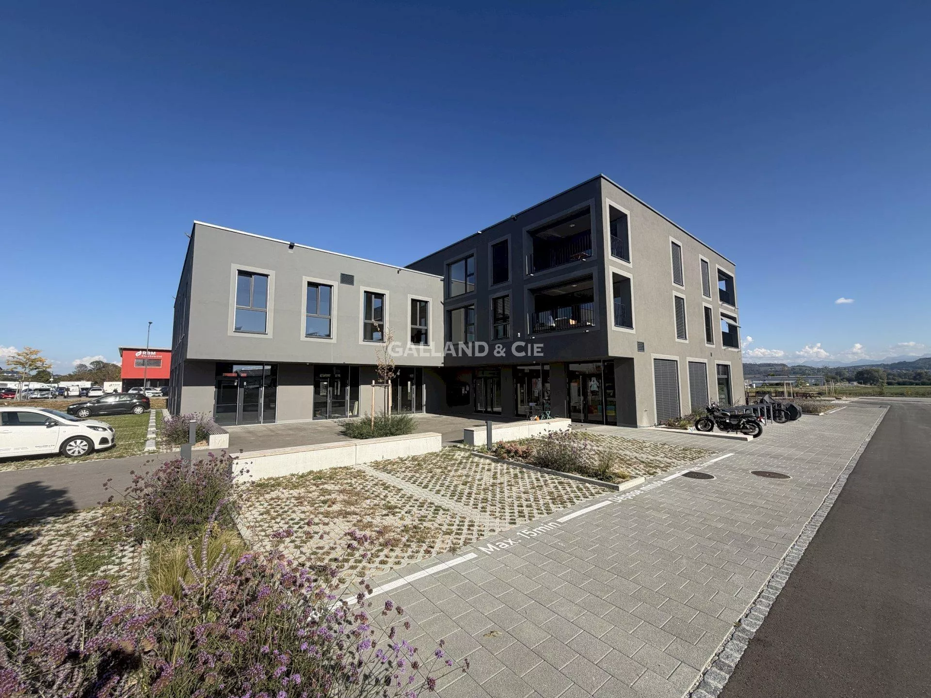 Surface commerciale divisibles de 620 m² avec grandes vitrines : Photo 1
