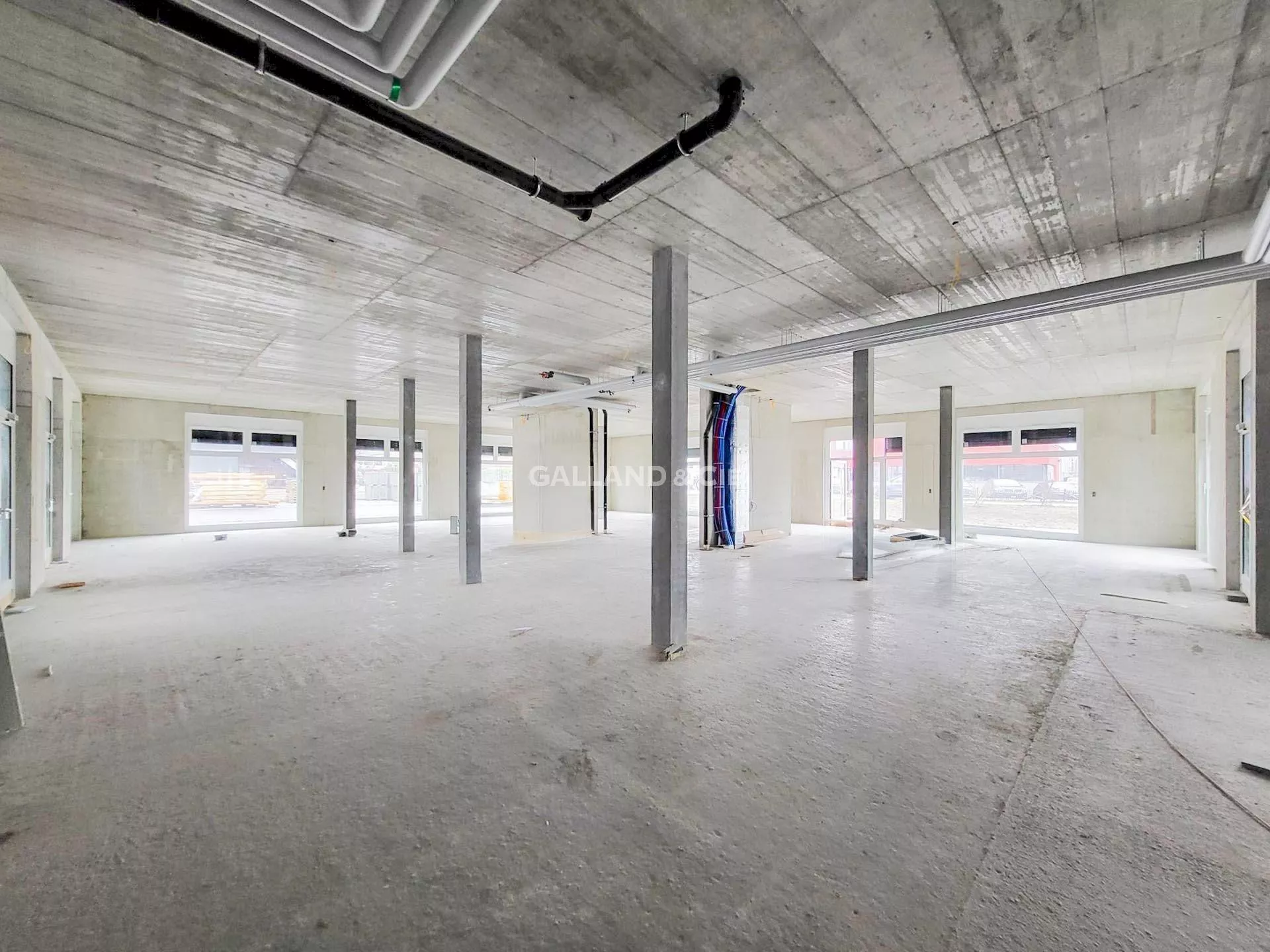 Surface commerciale divisibles de 620 m² avec grandes vitrines : Photo 2
