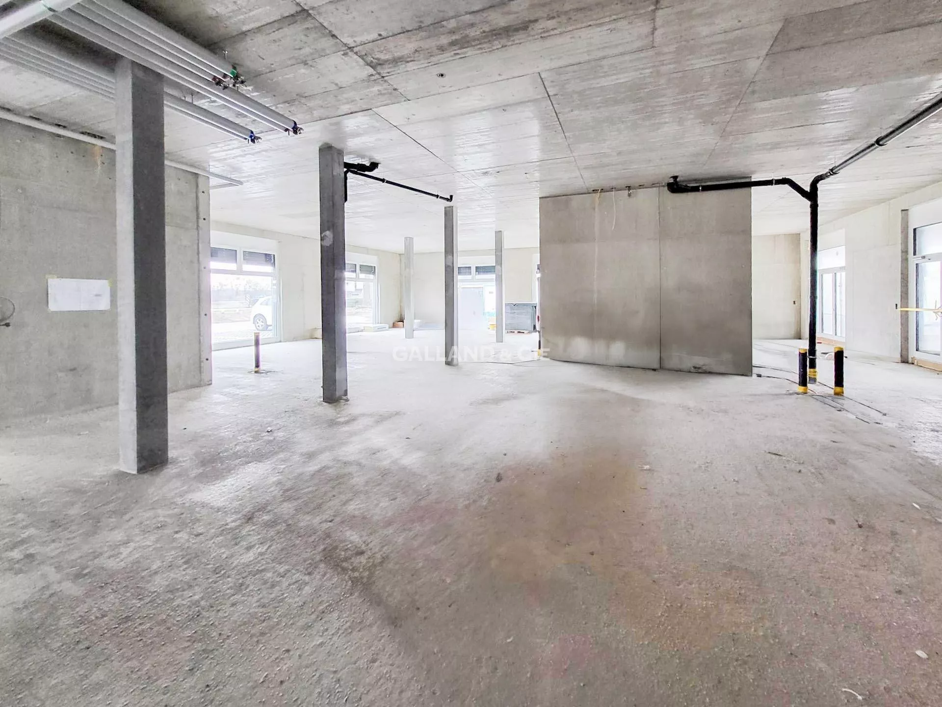 Surface commerciale divisibles de 620 m² avec grandes vitrines : Photo 3
