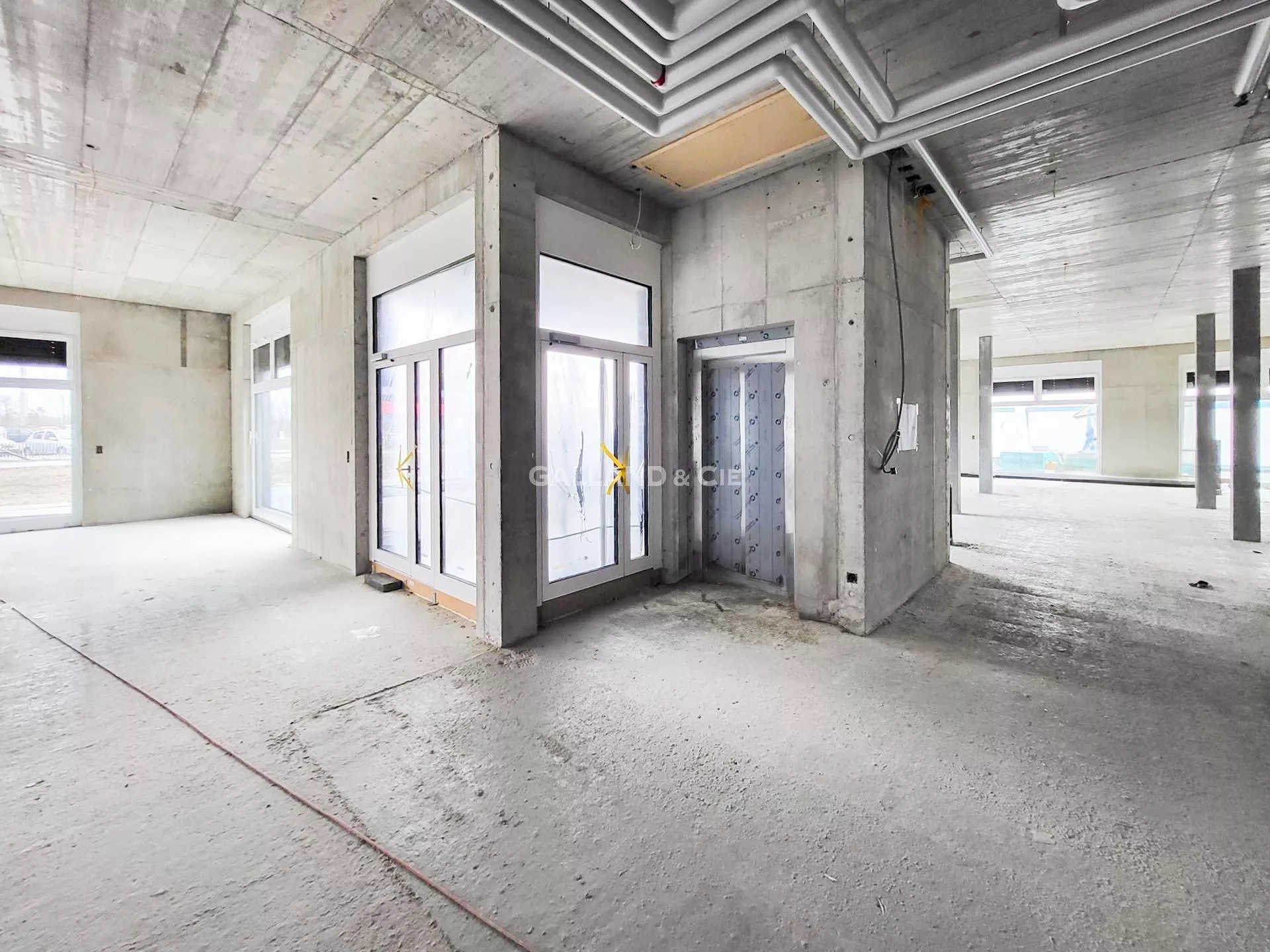Surface commerciale divisibles de 620 m² avec grandes vitrines : Photo 4