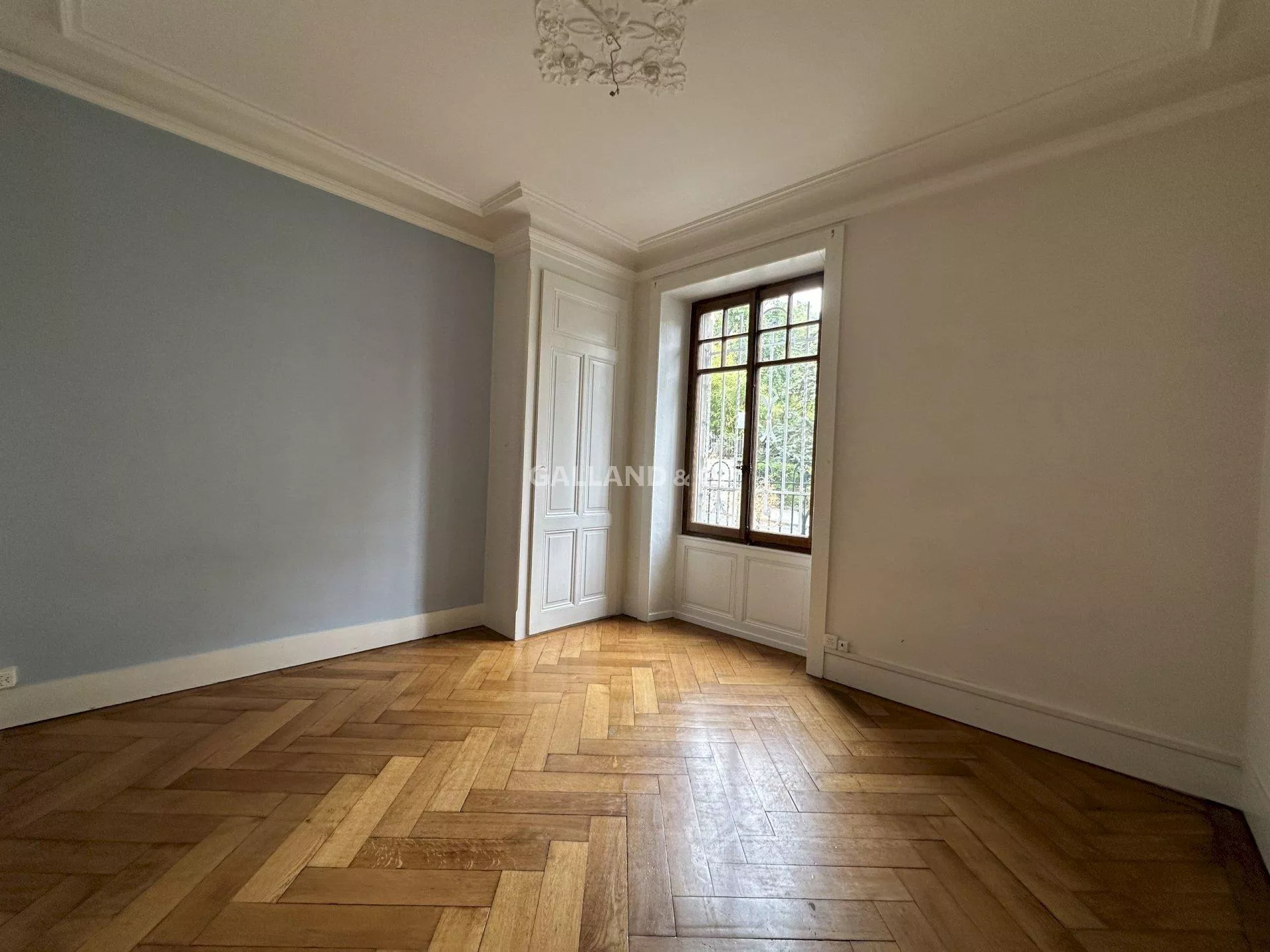 Grand 5.5 pièces, cachet architectural et jardin : Photo 10