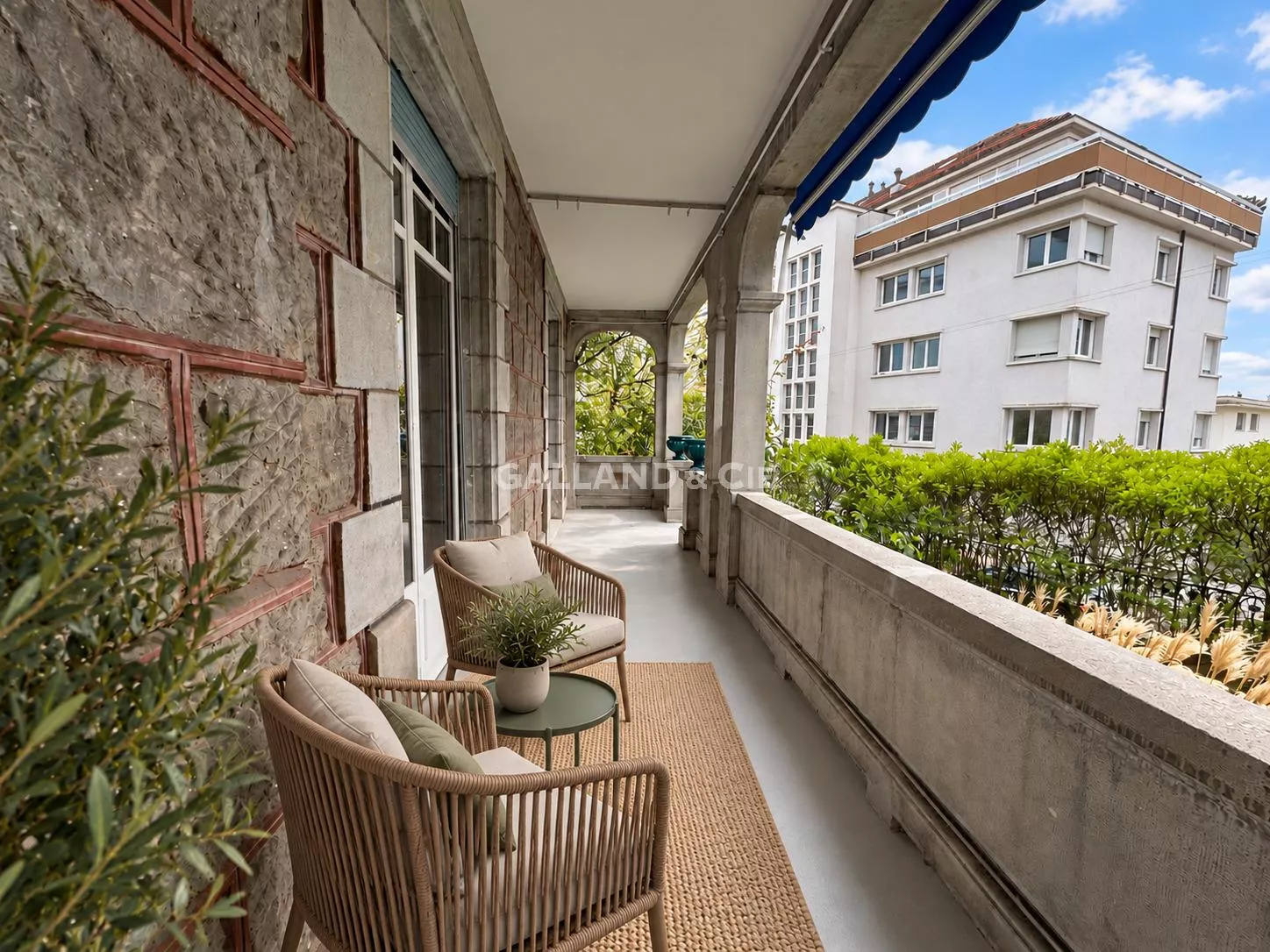 Grand 5.5 pièces, cachet architectural et jardin : Photo 4