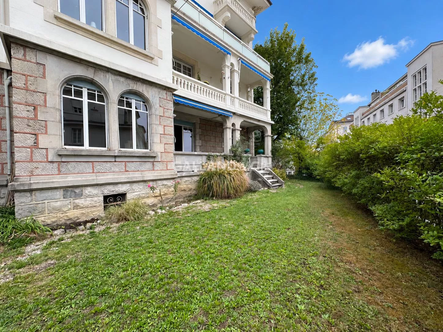 Grand 5.5 pièces, cachet architectural et jardin : Photo 5