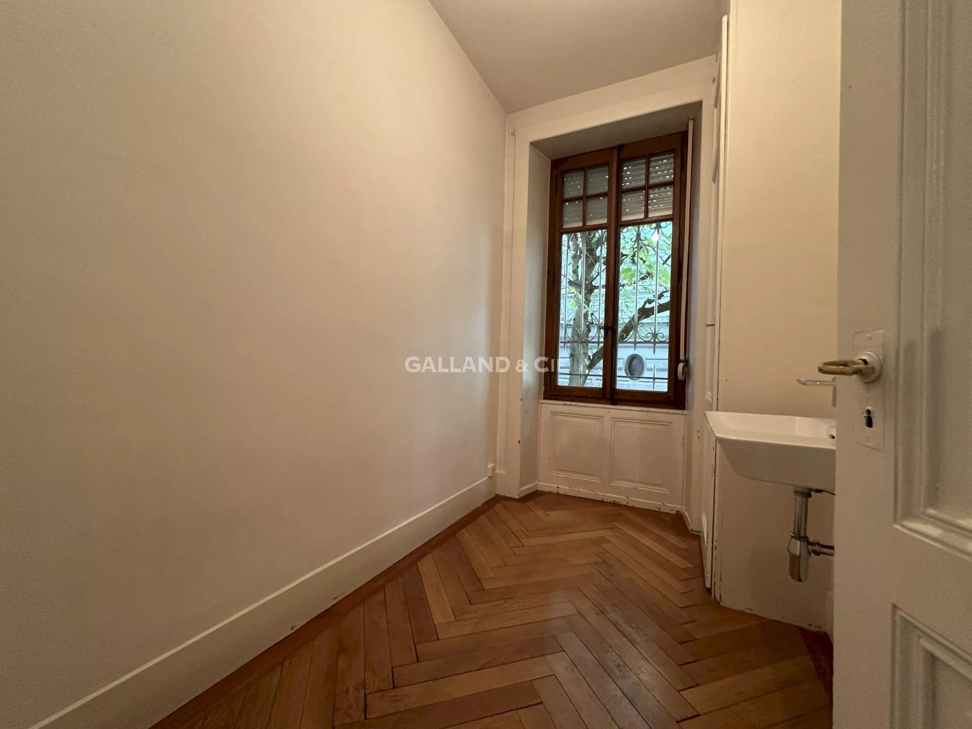 Grand 5.5 pièces, cachet architectural et jardin : Photo 9
