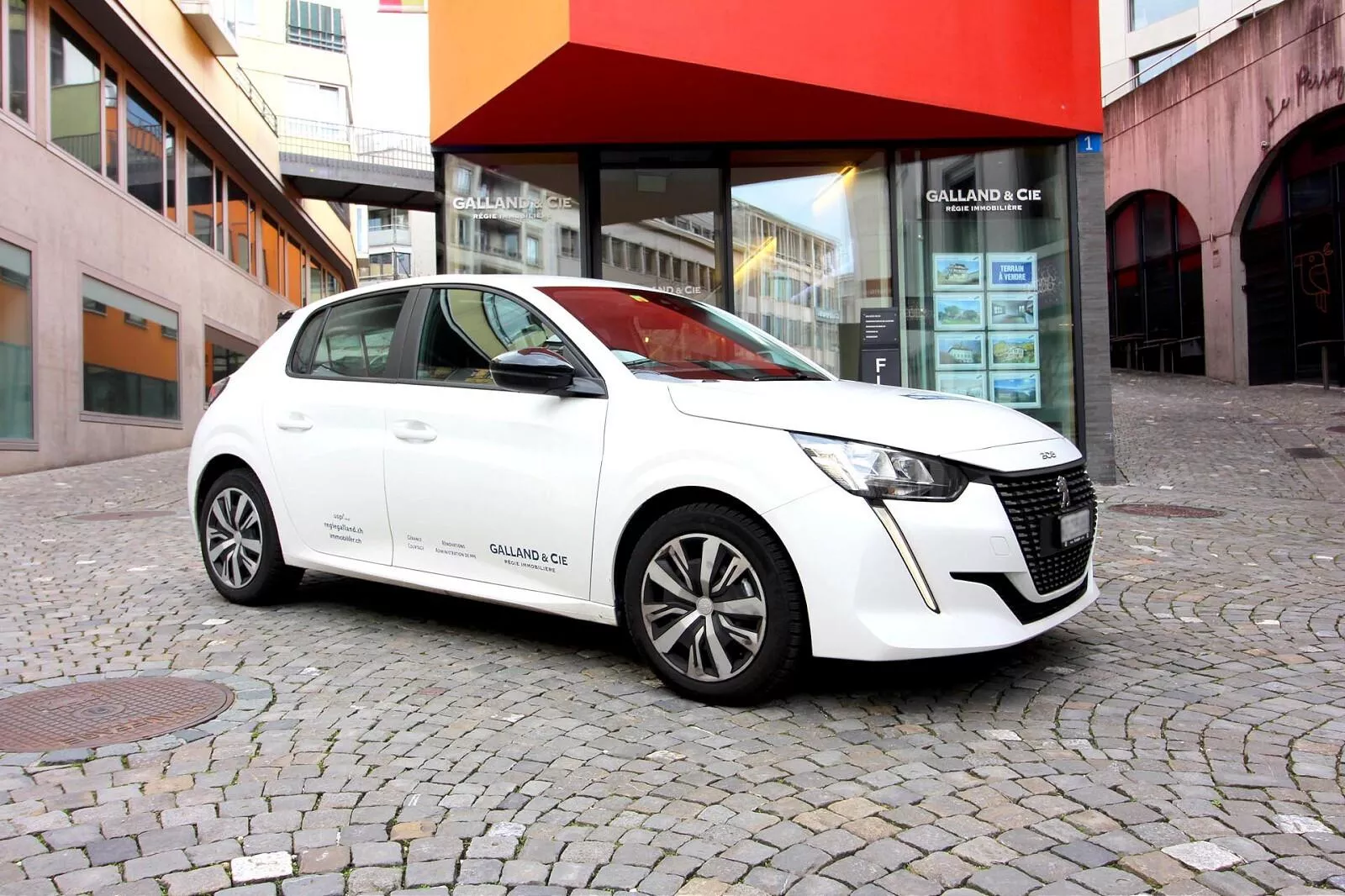 Place de parc extérieure proche du métro M1 à Ecublens : Photo 1